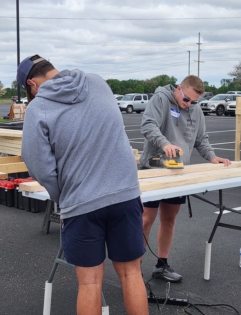 These three did EXECPTIONAL work this morning helping build beds for Sleep In Heavenly Peace. A charity that provides beds for children in need. Great examples of on field work and off. Thanks Coach Burtsfield for setting this up 👏 

#FalconPRIDE #BleedBlueLiveGOLD