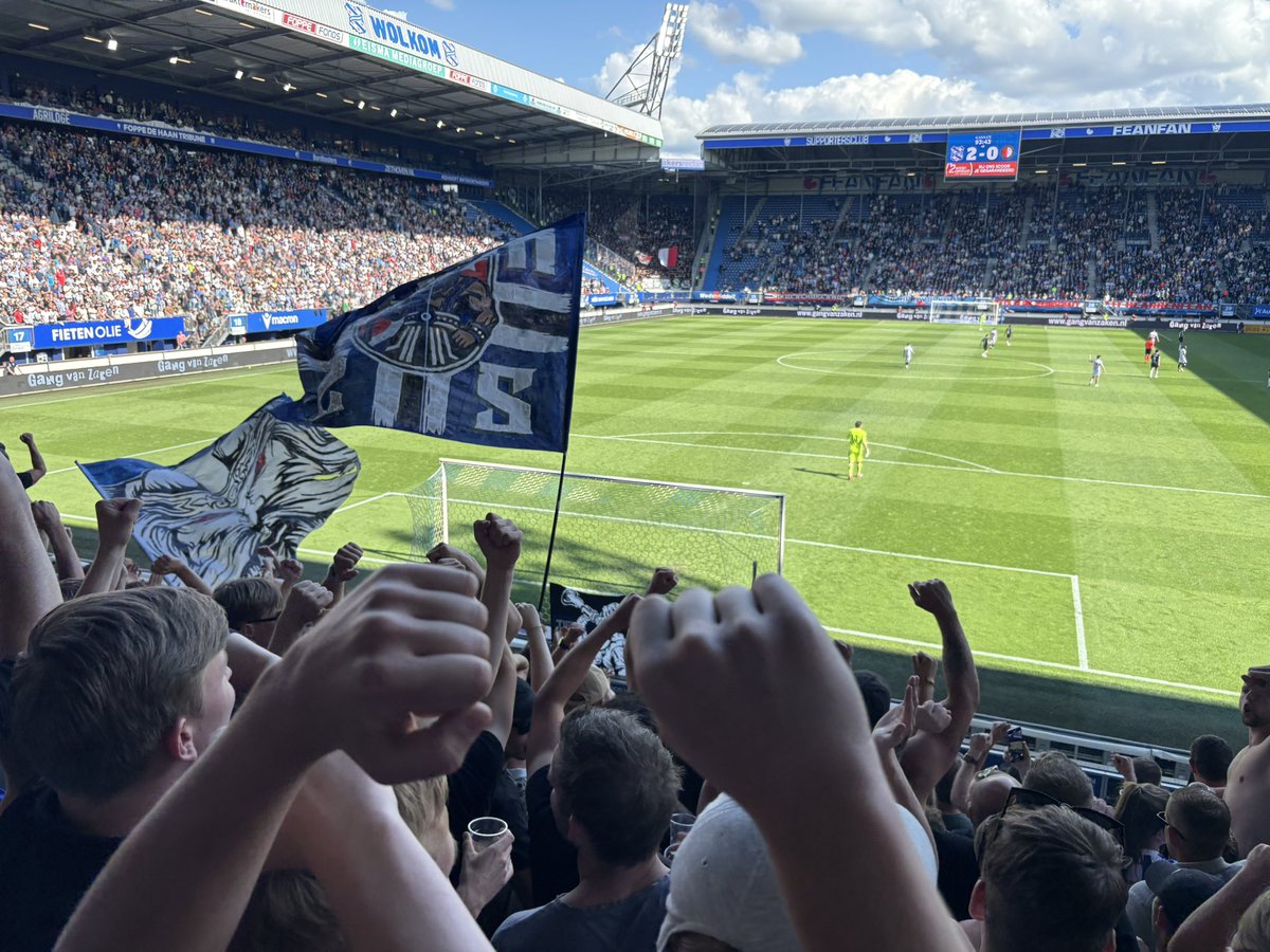 HielkeSCH's tweet photo. Heerlijke afsluiter van een zeldzaam sterk seizoen in eigen stadion. De tactiek van de enige echte Robin doet terugdenken aan die van Foppe: volle bak naar voren vanaf het begin, net fan dat benauwde! De Heerenveen-cultuur komt terug! #heefey 🔵⚪️❤️ https://t.co/nINaYkK76U