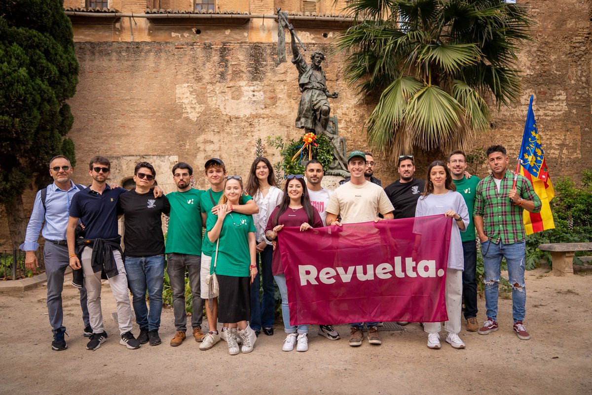En 1808, El Palleter fue el primer valenciano en gritar por la Revuelta contra el invasor.

Ayer honramos su figura y nos unimos a su clamor en Valencia junto a <a href="/JoventutsV/">Joventuts_Valentia</a> y <a href="/vocescastellon/">VOCES CASTELLÓN</a>.

Solo unidos nos impondremos 🔥🇪🇸