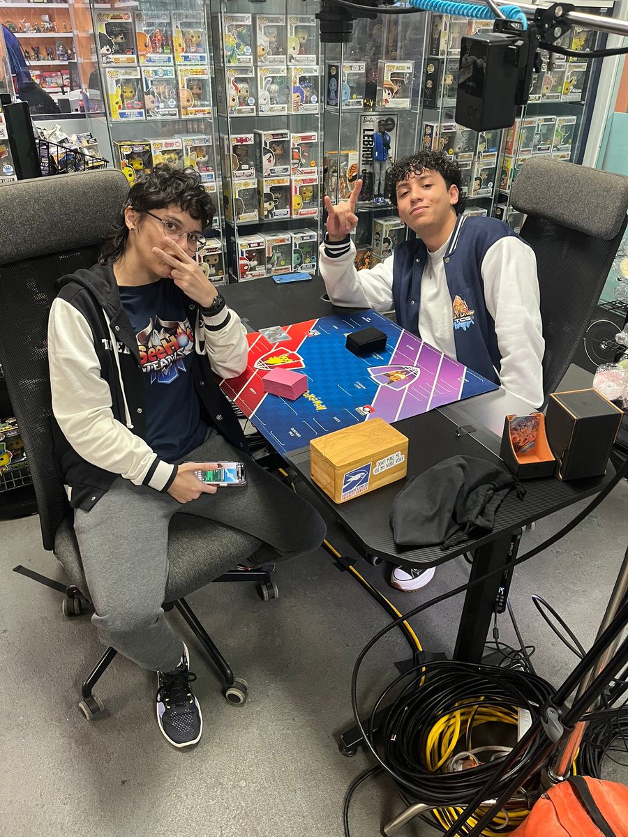 Primer T8 en un 1K Cup con el cuellilargo y compañía ✨ 

Y HUGE congratz a Leo por defender el HQ y por la prendía que me dió en stream 😂 no me quejo, es pésimo matchup 🥲

Les tiro un report ya mismo, no podia dejar pasar esta foto xD

#FearTheLastDraw #AceTrainerBtrix