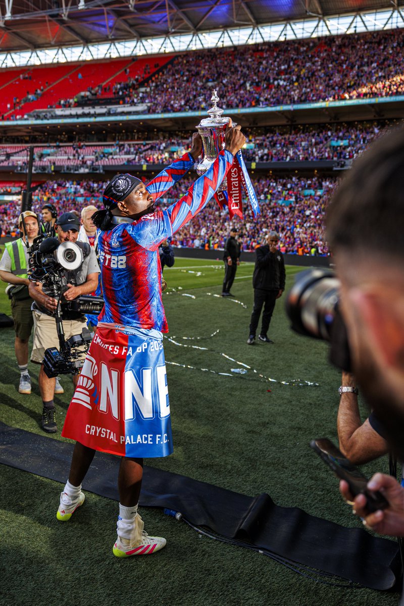 Jean-Philippe Mateta lifted the <a href="/EmiratesFACup/">Emirates FA Cup</a> yesterday ⚠️