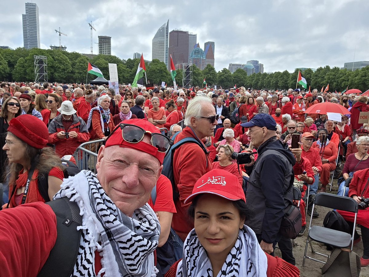 OscarBergamin's tweet photo. Waar is de Rode Lijn? Wij zijn de Rode Lijn! #WhereIsTheRedLine #WeAreTheRedLine #FromTheRiverToTheSea #FreePalestine #GazaGenocide #TheHague 100000+ https://t.co/BEbJygRO1A