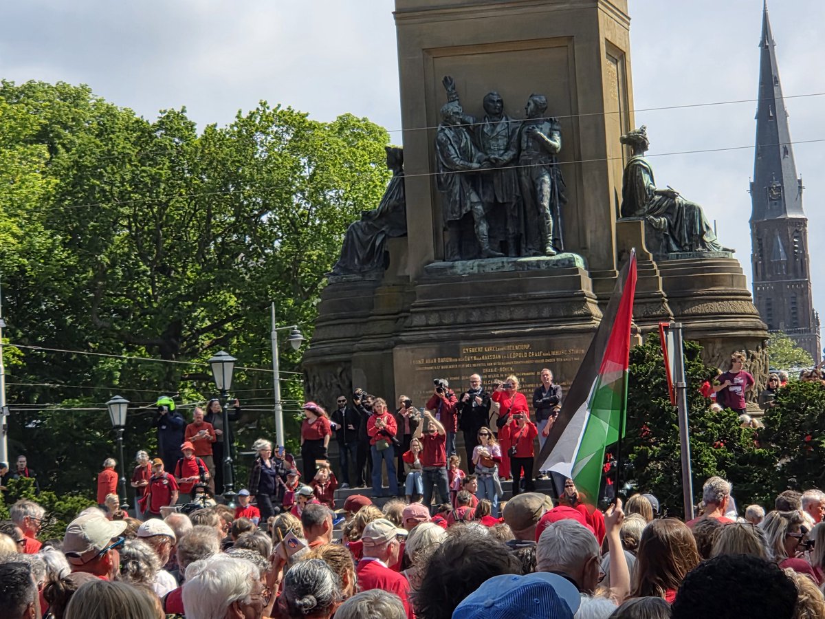OscarBergamin's tweet photo. Waar is de Rode Lijn? Wij zijn de Rode Lijn! #WhereIsTheRedLine #WeAreTheRedLine #FromTheRiverToTheSea #FreePalestine #GazaGenocide #TheHague 100000+ https://t.co/BEbJygRO1A