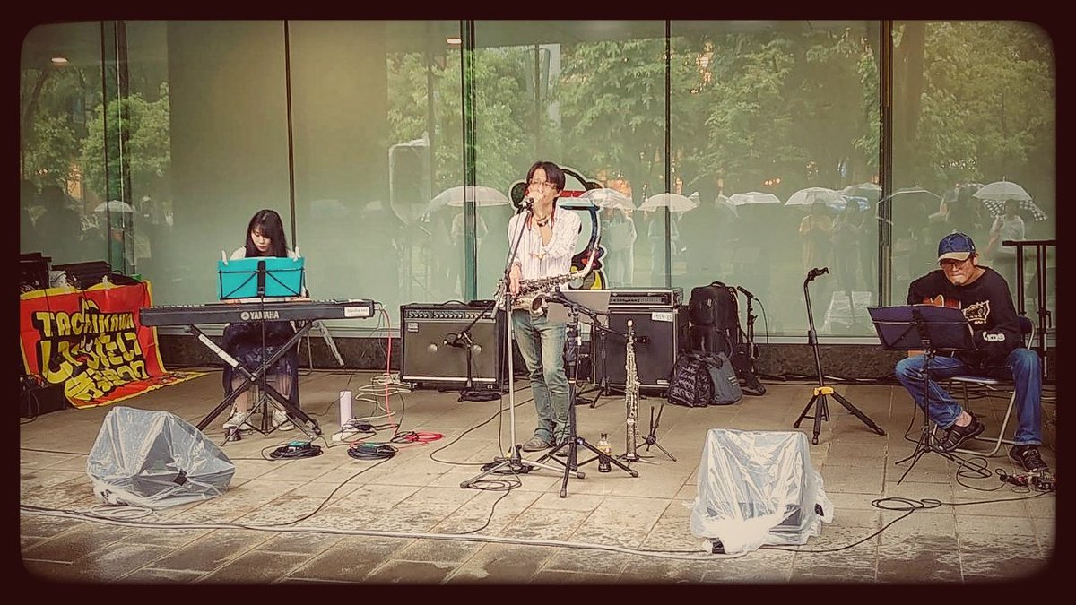 isekenji's tweet photo. 昨日の立川いったい音楽まつり
雨天でしたがどうにか出演出来ました！
演者は軒下ながら、お客様はザーザーと言うシュールな条件なのに
立ち止まって人集りが出来ていたのは
本当に感謝しかないステージとなりました。
CDも沢山ご購入頂き旅立っ��行きました。

お越し頂き本当にありがとうございました！

スタッフさん、あの状況、、、ご自愛下さい。。。
ありがとうございました！

#立川いったい音楽まつり
#伊勢賢治
#藤田義雄
#金親清香

#OnBraceEntertainment