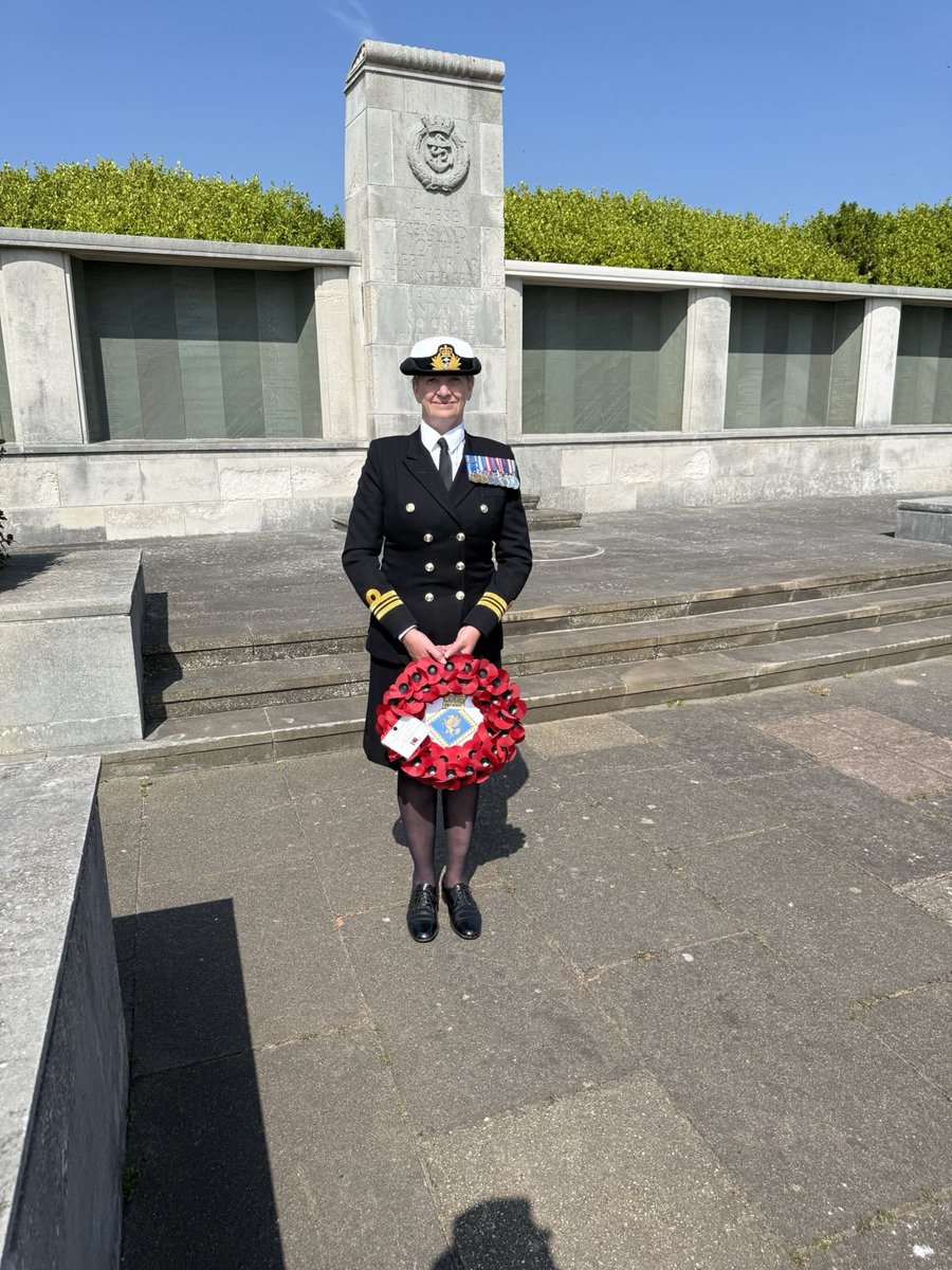 HMS_Pegasus's tweet image. On 18th May, @RNReserve Lt Cdr Ellen Harrison attended a Fleet Air Arm Memorial Service in Lee-on-Solent, paying tribute to the brave Telegraphist Air Gunners. Find out more about their valour in the Pacific during WW2π
navywings.org.uk/portfolio/the-β¦
#LestWeForget
@RoyalNavy
@faaoa