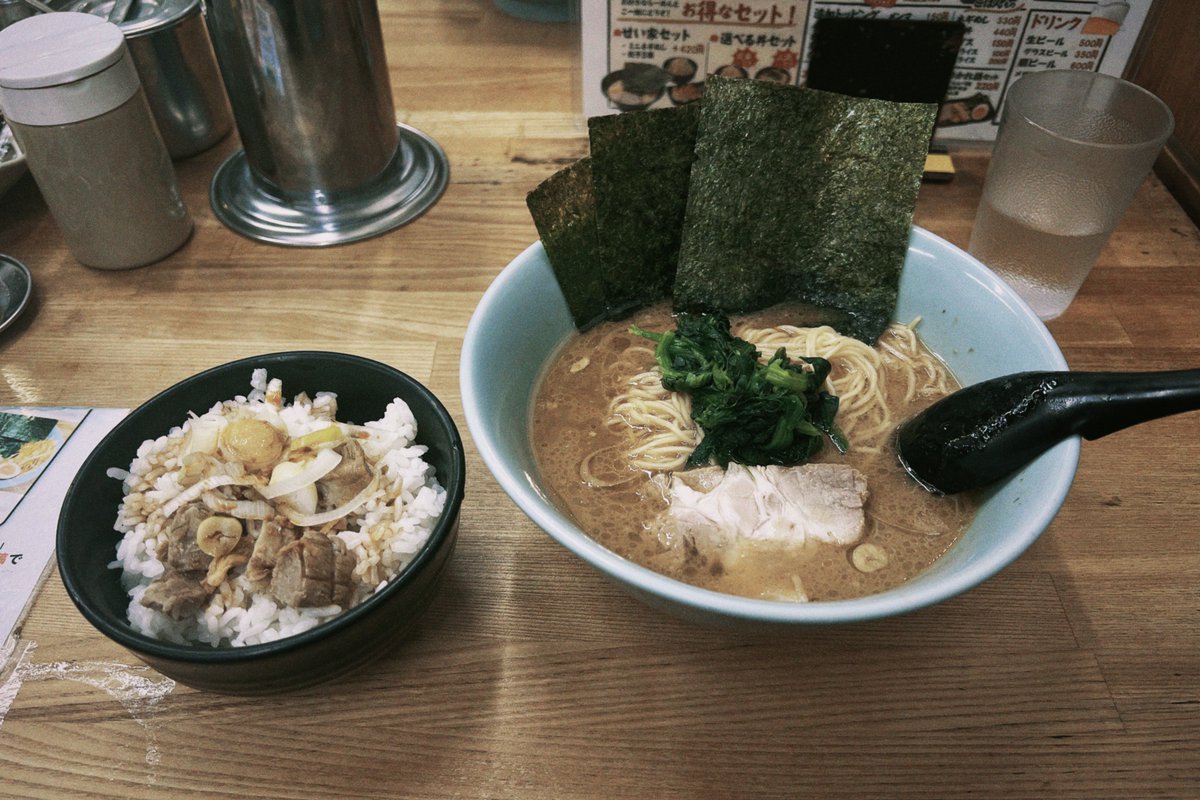 turupuru's tweet photo. らーめん せい家 武蔵境店
らーめん(細麺)+まかない飯
深夜の〆ラーメン
8のつく日せい家の日でラーメン650円
遅い時間までやってて助かる
ごちそうさまでした👏🏼
#武蔵境 #ラーメン #家系ラーメン #せい家 #せい家の日 #せい家武蔵境店 #dazzcam #dqs #iphone13promax https://t.co/VTiuBx9u0s
