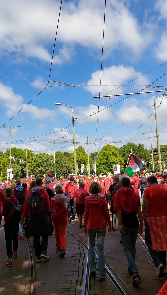 🟥🟥🟥🟥🟥🟥🟥🟥🟥🟥
Laat niemand je vertellen dat er een aantal verwarde mensen in het rood liepen in Den Haag vandaag. Nederlanders kwamen massaal samen, jong en oud, blank en bruin, atheisten, joden, moslims en christenen.
#rodelijn #denhaag #thehague #redline #freepalestine