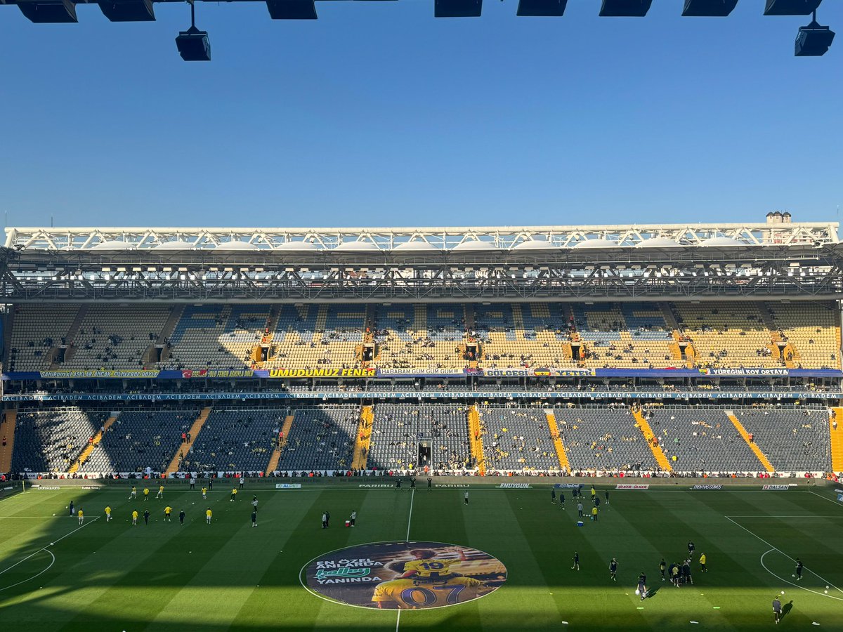 SportsDigitale's tweet photo. Kadıköy’de maç öncesinde tribünler.

📸 @selinnkocaturkk https://t.co/kugG9y6hzk