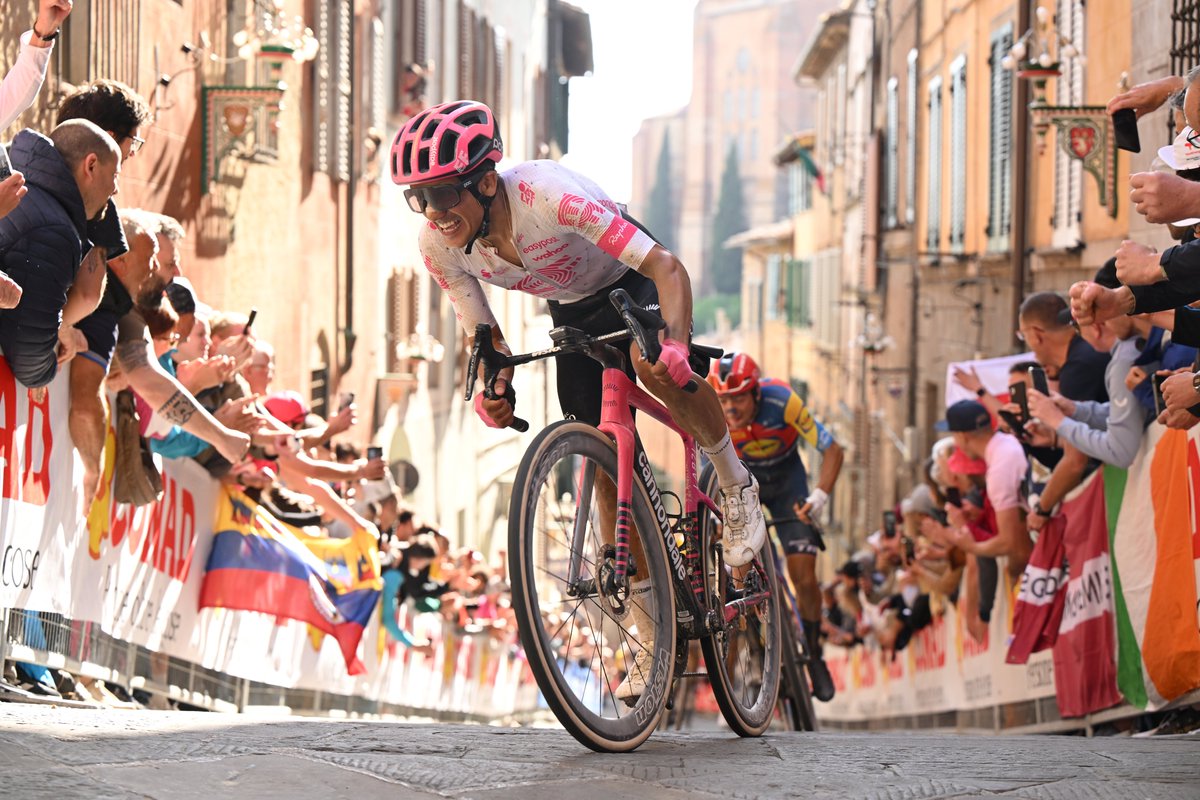 A sensational sterrato stage for Richie 🤯‼️ he takes fourth at the iconic Piazza del Campo