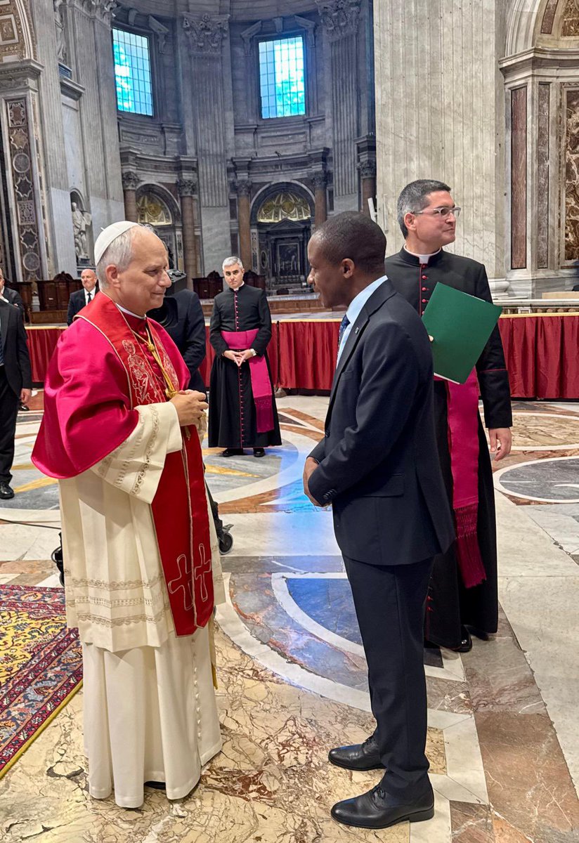 HassaniMwamweta's tweet photo. Kwa nafasi yangu ya Balozi wa Jamhuri ya Muungano wa Tanzania Vatican mwenye Makazi Berlin, Ujerumani nimewasilisha salamu za pongezi na kheri kutoka kwa Mhe. Dkt. Samia Suluhu Hassan, Rais wa Jamhuri ya Muungano wa Tanzania kwa Baba Mtakatifu Leo wa XIV.

Kwenye salamu hizo, Mheshimiwa Rais Dkt. Samia Suluhu Hassan amempongeza Papa leo XIV kufuatia kuchaguliwa kuwa Papa wa 267 na Kiongozi Mkuu wa Kanisa Katoliki Duniani. Aidha, amemuahidi ushirikiano katika kutekeleza majukumu yake.

Kwa upande wake Papa Leo XIV ameeleza kuwa amefurahi kupokea salamu kutoka Tanzania, nchi ambayo anaipenda kwa kuwa ameshawahi kuitembelea mara kadhaa akiwa anatekeleza majukumu ya kikazi.

Ameelezea utayari wake kufanya kazi kwa karibu na Tanzania pamoja na nchi nyingine za Afrika.

Salamu hizo ziliwasilishwa baada ya Sherehe ya Kusimikwa rasmi kama Rais wa Vatican na Kiongozi wa Kanisa katoliki Duniani. 

Sherehe hizo zilifanyika kwenye Basilica la Mt. Petro, Vatican leo tarehe 18/05/2025.