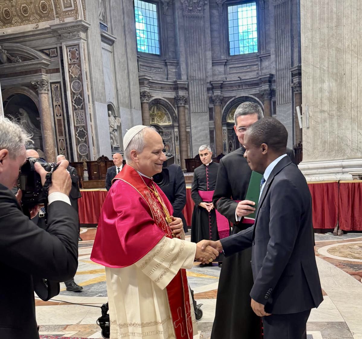 Kwa nafasi yangu ya Balozi wa Jamhuri ya Muungano wa Tanzania Vatican mwenye Makazi Berlin, Ujerumani nimewasilisha salamu za pongezi na kheri kutoka kwa Mhe. Dkt. Samia Suluhu Hassan, Rais wa Jamhuri ya Muungano wa Tanzania kwa Baba Mtakatifu Leo wa XIV.

Kwenye salamu hizo,