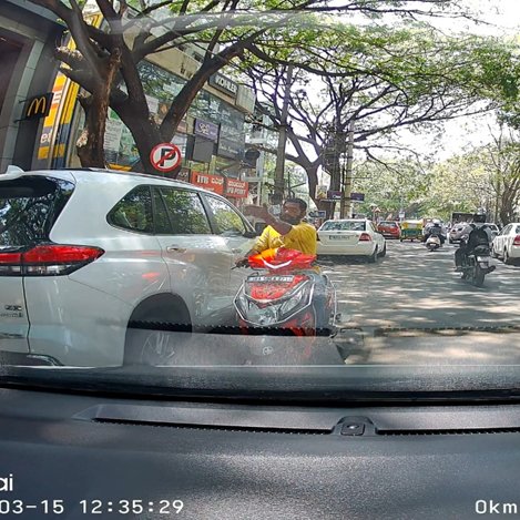 DashcamEnthu's tweet photo. ❗️Scooter comes on the wrong side and abuses the dashcam driver❗️

🛵KA50EA2714
📍Location: Yelahanka New Town
📅Date: 15/3/2025

@BlrCityPolice @blrcitytraffic please punish this fellow!
Dashcam video is in the thread below🔽 https://t.co/AtTpjDZaHL
