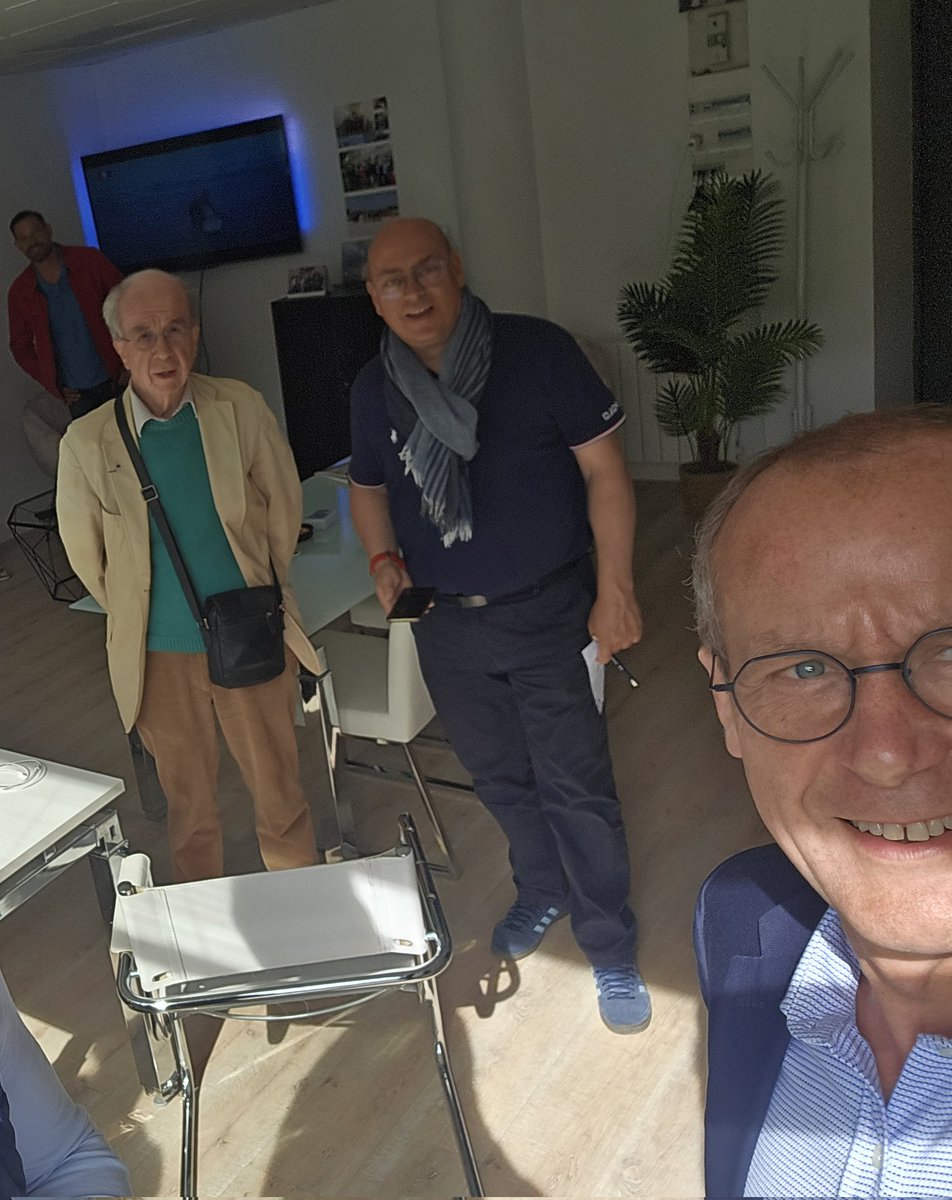 StephPiednoir's tweet photo. Bonne ambiance dans le bureau de vote @Republicains_49 à Angers !
⏰️ Fin des opérations à 18h https://t.co/UnjwOrAchp