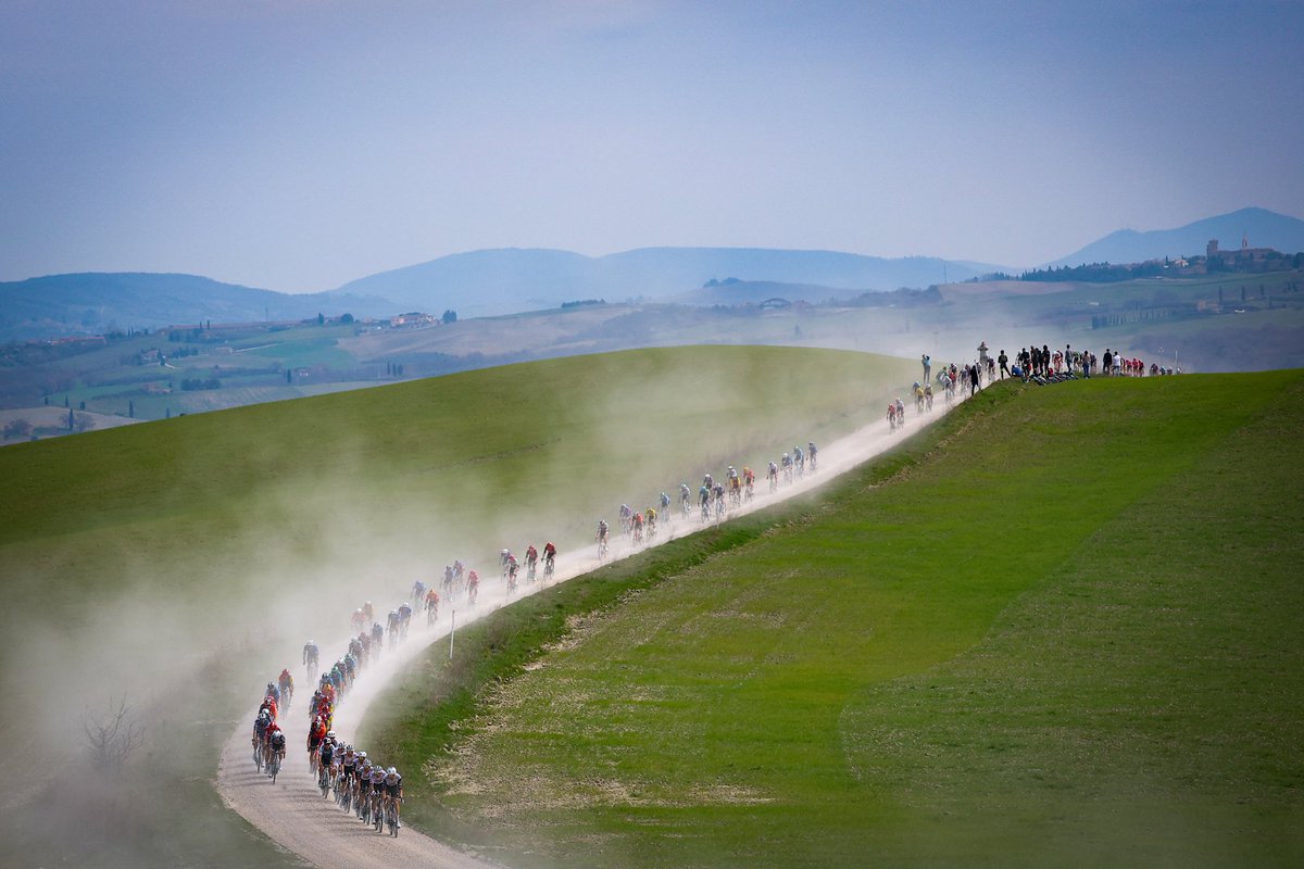 alberlebron's tweet photo. No existe un deporte tan impresionante como el ciclismo actual.
Qué etapa, qué belleza incontenible las carreteras de La Toscana.

Bravo por todos y cada uno de los ciclistas, bravo por la organización, por la realización.

Y por supuesto, BRAVO!!!!!! WOUT VAN AERT 👏🏼👏🏼👏🏼 https://t.co/Ds6OzBz9XG