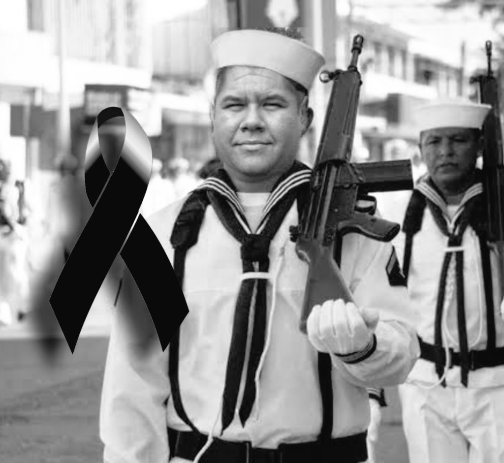 El es Jesús "baby face" Hernández Costly. Es uno de los valientes marineros acaecidos ayer en el buque escuela Cuauhtémoc de la Armada de México, cuando chocó contra el Puente de Brooklyn al zarpar de Nueva York.

Pobre mexico y sus marineros! 😢

Rt para que no quede impune!