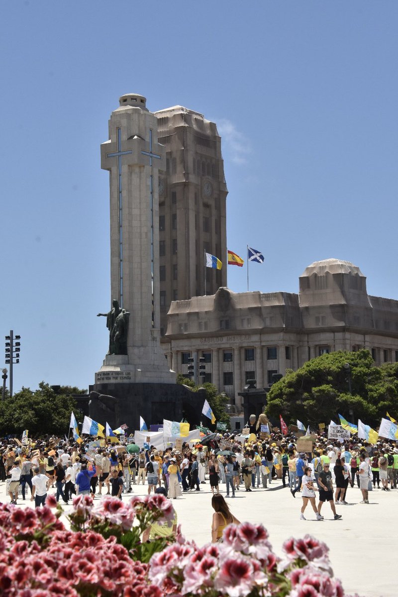 DavidHDiaz's tweet photo. ✊ Vivimos en un paraíso que está claro que no se conserva solo.

O nos movemos unidos o nuestros hijos no podrán disfrutarlo.

Orgulloso del día de hoy.

#18M #CanariasTieneUnLimite https://t.co/vZqwHh94Ug