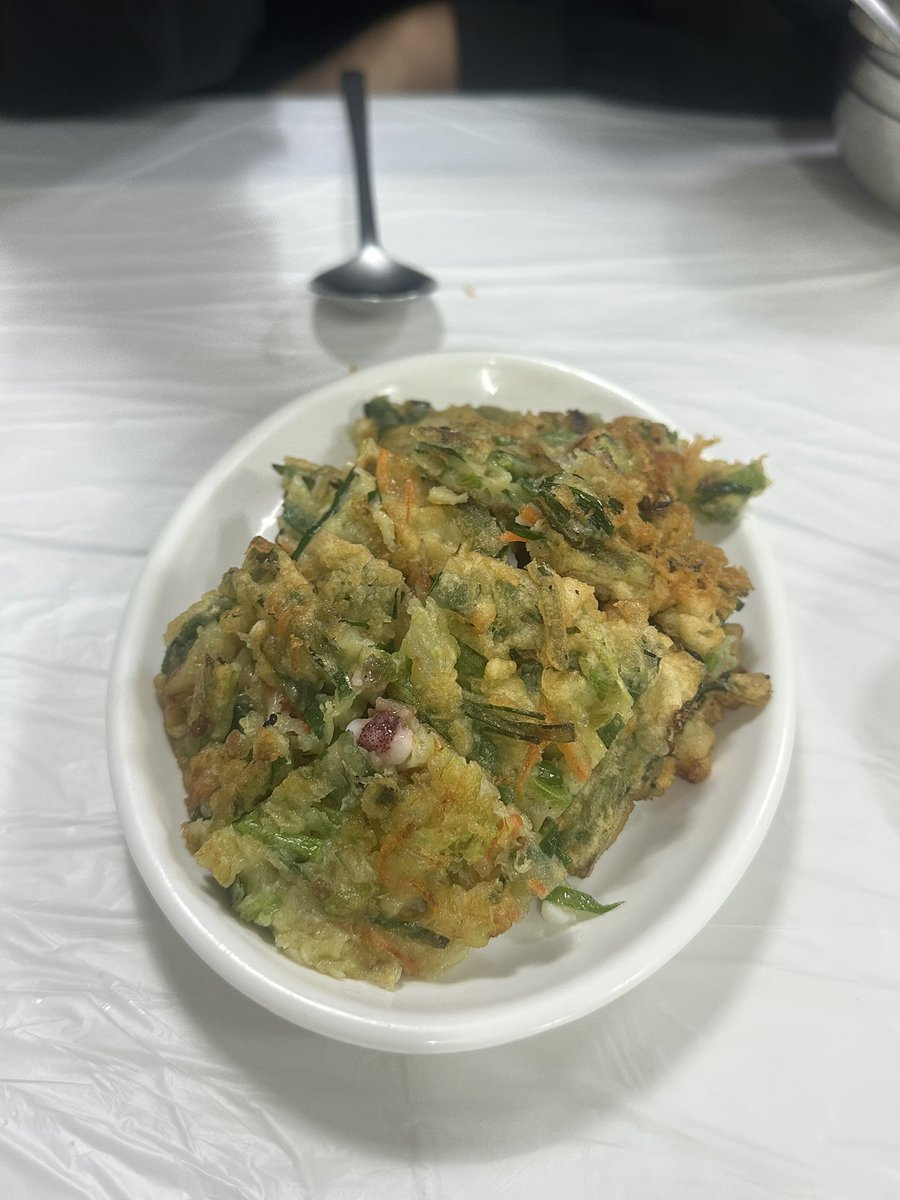 mukjalee's tweet photo. 📍동해물회 서면

이미 유명한 곳이라 점심때 가면 웨이팅줄줄,,  물회도 물회인데 반찬으로 나오는 파전이 개미쳣음 따로 팔아도 될 지경의 맛인데 무제한으로 쥼 ㅋㅋ 사장님 너무 친절해서 기분좋게 먹을 수 있다 단점 좌식테이블 있음 https://t.co/F0JhamLOha