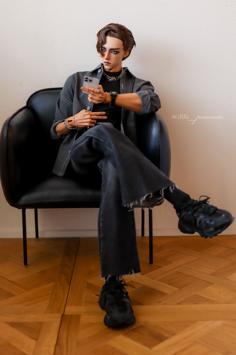 88s_peanuts's tweet photo. 🧍🏻‍♂️+🧑🏻‍💼

◻︎ Make Custom : Sairindoll様(@sairindoll ）
◻︎clothes・smartphone : 
　Theodore様（@theo___dore ）
◻︎Sofa : DollThings&amp;StuffTH様(@DStuffth)
◻︎glass eye: golem様(@myrmeco)
 #golemドールアイ https://t.co/qC91p7s4nf