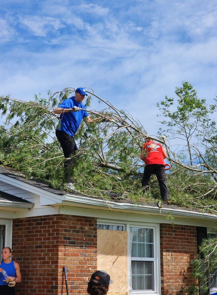 Mark Pope is in London, KY today to help with recovery efforts following the devastating tornadoes that hit the southern part of the state earlier this week. 

📸: Shane Bundy | Facebook