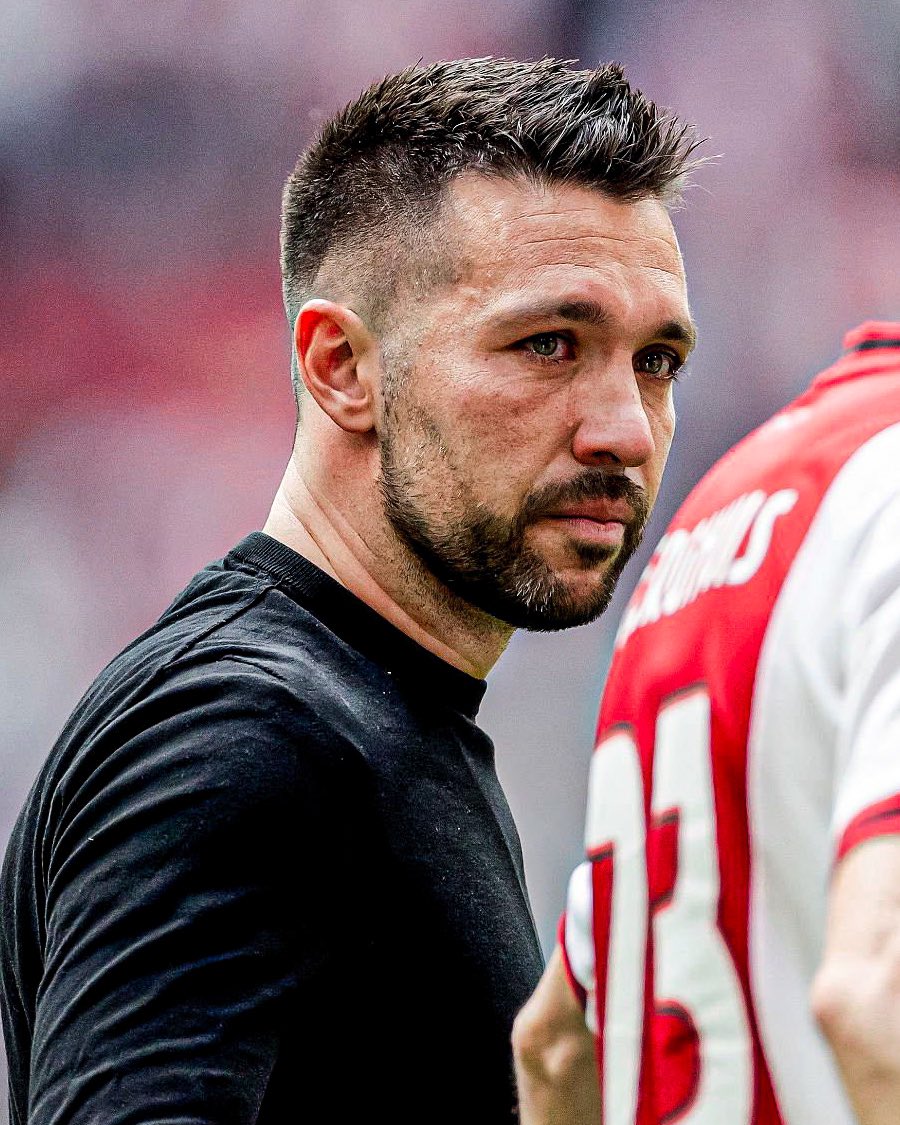byAjacied's tweet photo. Farioli. Een gunst aan Amsterdam, aan Ajax. ❤️ 

Volgend jaar voor die schaal. https://t.co/DxQjHIKndE