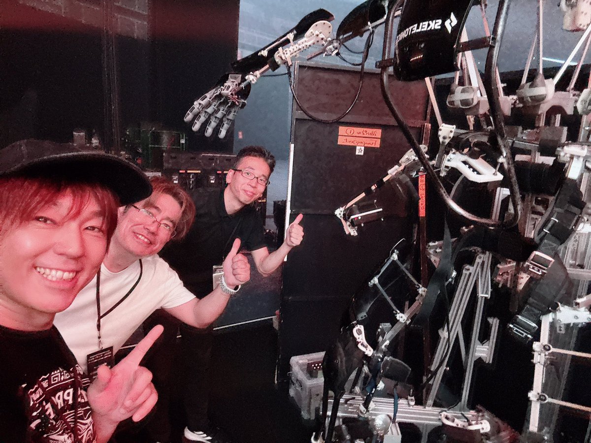 jicky_pocket's tweet image. MSSPさんの横浜アリーナ公演っ
今回はビジュアルポイ関連の制作だけでなく、サプライズ演出のロボット🤖の脚(=スティルト)練習や本番時のリスク管理なども関わらせていただきました

ロボット誘導しつつステージ中央から垣間見えたペンラの海はまさに宇宙のようでした！🌌
#MSSP横アリ
#スケルトニクス