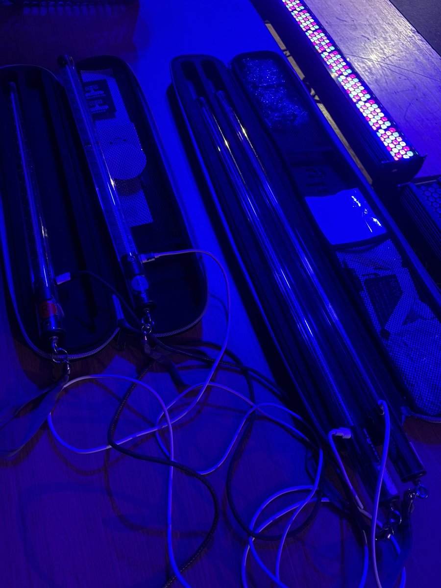 jicky_pocket's tweet image. MSSPさんの横浜アリーナ公演っ
今回はビジュアルポイ関連の制作だけでなく、サプライズ演出のロボット🤖の脚(=スティルト)練習や本番時のリスク管理なども関わらせていただきました

ロボット誘導しつつステージ中央から垣間見えたペンラの海はまさに宇宙のようでした！🌌
#MSSP横アリ
#スケルトニクス