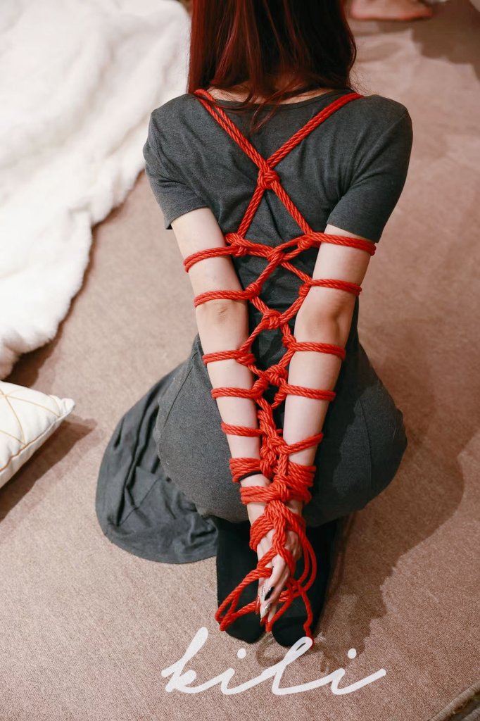 你唯一要做的事情就是submit
缚手:<a href="/TNdli/">缘也</a>
模特:<a href="/mhY03293994803/">Elle brûle</a>
场地:<a href="/XX_Shibari/">绳迹 Studio</a>
#绳缚 #捆绑