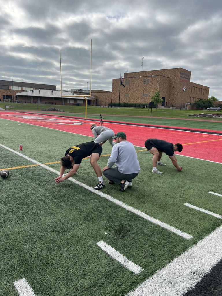 trey_serauskis's tweet image. Great snapping session this morning with @neal_dahlman @troystumbaugh and @AxelBoecker07! Getting ready for camps!

#RubioFamily #ToeTheLine