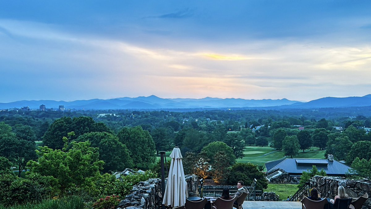 allimccraw's tweet photo. Perfect weekend getaway in Asheville. https://t.co/Bi8MeXNjny