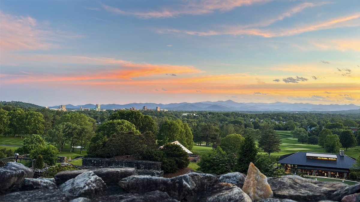 allimccraw's tweet photo. Perfect weekend getaway in Asheville. https://t.co/Bi8MeXNjny