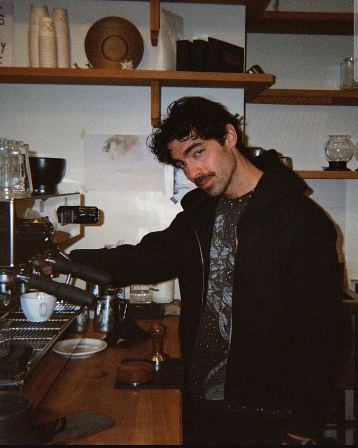 Lonelywarrior3's tweet photo. Joe ha sido todo lo que quiere ser: un vaquero, un vendedor de café, Shane Gray. https://t.co/dJ0acgrlr8