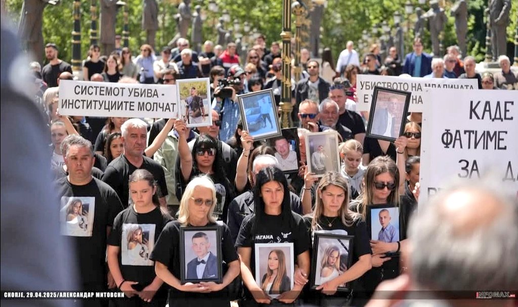 Дедока Кочанските жени лелекаат секој ден по илиците на Кочани власта на Дпмне собра свои жени на гратски парк и со музика слават ама ШТООО???