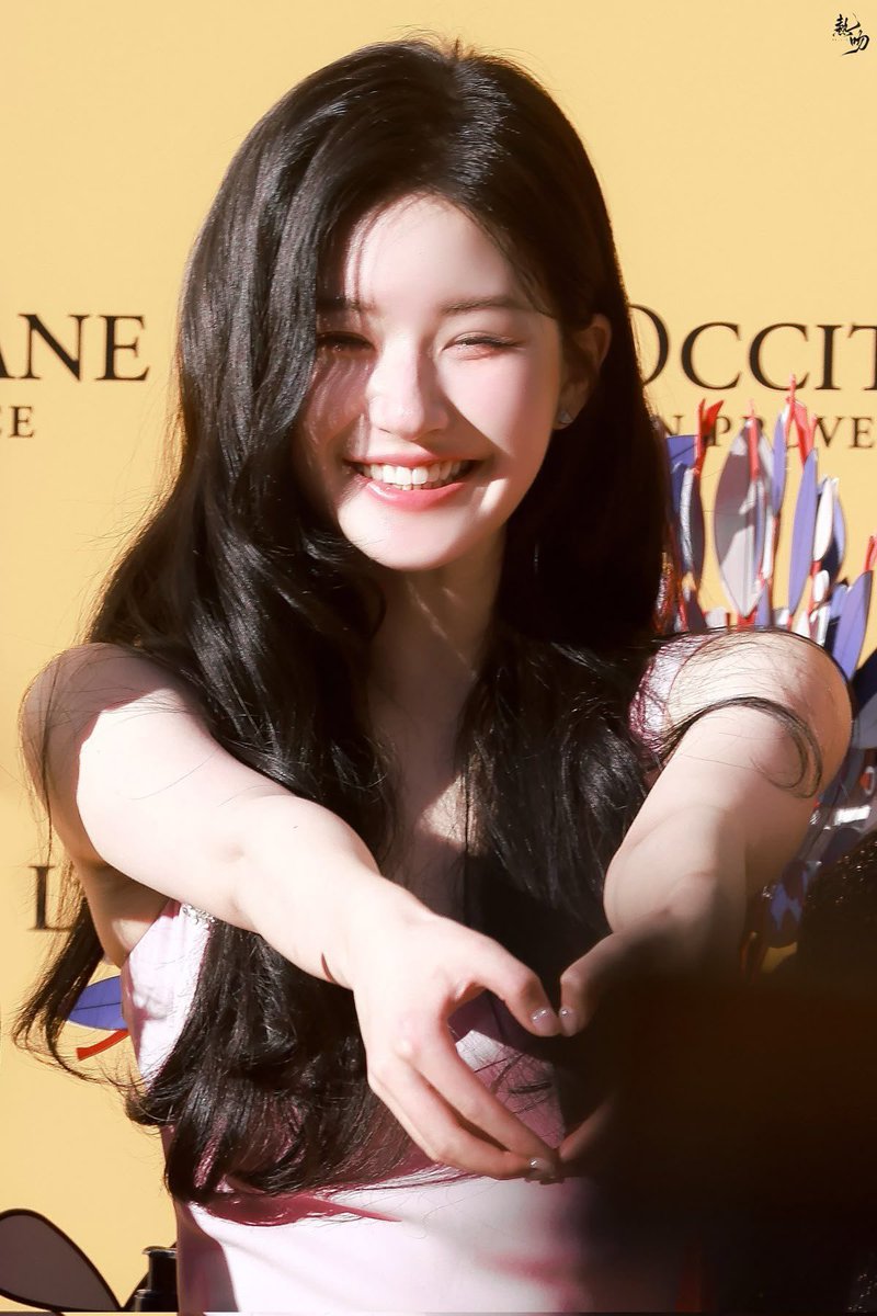 keililytuyou's tweet photo. I always condemn bullies and people who ride the waves and never do their research before they talk bullshit here about Zhao Lusi. A bright, cheerful and talented girl like her who have a promising and hopeful future of being an actress got stomped and taken advantage’s of by an irresponsible filming crew with a director that’s unprofessional and rotten. 

You promised her, you signed the contract but you deceived and trapped her in a situation where she can’t have a choice until the day where her own body broke and betrayed her, the day where everything stops and until now they haven’t said a word to clarify. You stole her from her bright future, you break her from doing what she loves, you dehumanize her to make yourself feel better. 

Kelulis has been vocal about her situation and Zhao Lusi deserves the support, respect, and empathy from people. Zhao Lusi has been a steadfast actor, she doesn’t want her fans to worry about her at all. But this actor is also a girl and a human like you, who feels pain, anger, sadness. Imagine if this situation happened to your beloved, how much pain and grief you would feel. You would also do the same as us. 

I will always condemn people who mock Lusi because of her situation, I will always condemn bullies who side eyed her situation. I mean congratufuckinglations to people who don’t experience it because no one deserves to be treated the way Lusi has been treated by the industry. The least what you can do is shut your mouth, you don’t deserve to even mention a word if you don’t have sympathy or empathy for her.