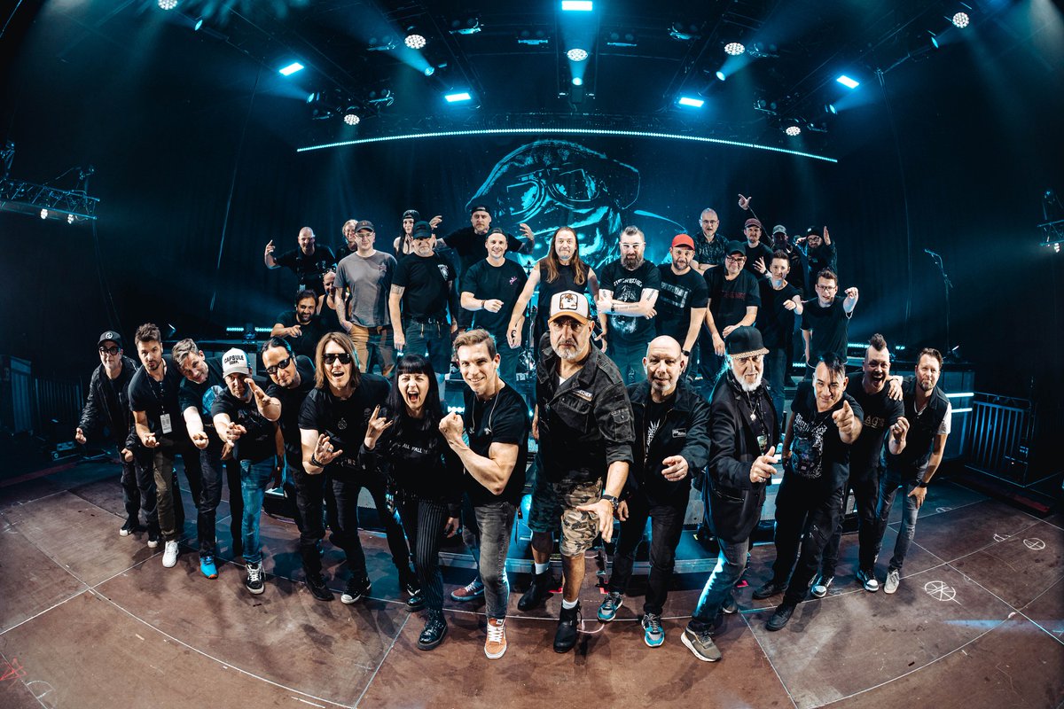 Time to thank <a href="/EISBRECHER/">EISBRECHER</a> + Team!! We love you🖤 Thanks to the best #Heldmaschine crew one can only dream of! Thanks to everybody working their b***s of in the background! 🖤 And Thanks to YOU, our Heldmaschine family! You are the true heroes!!! 🖤🖤🖤