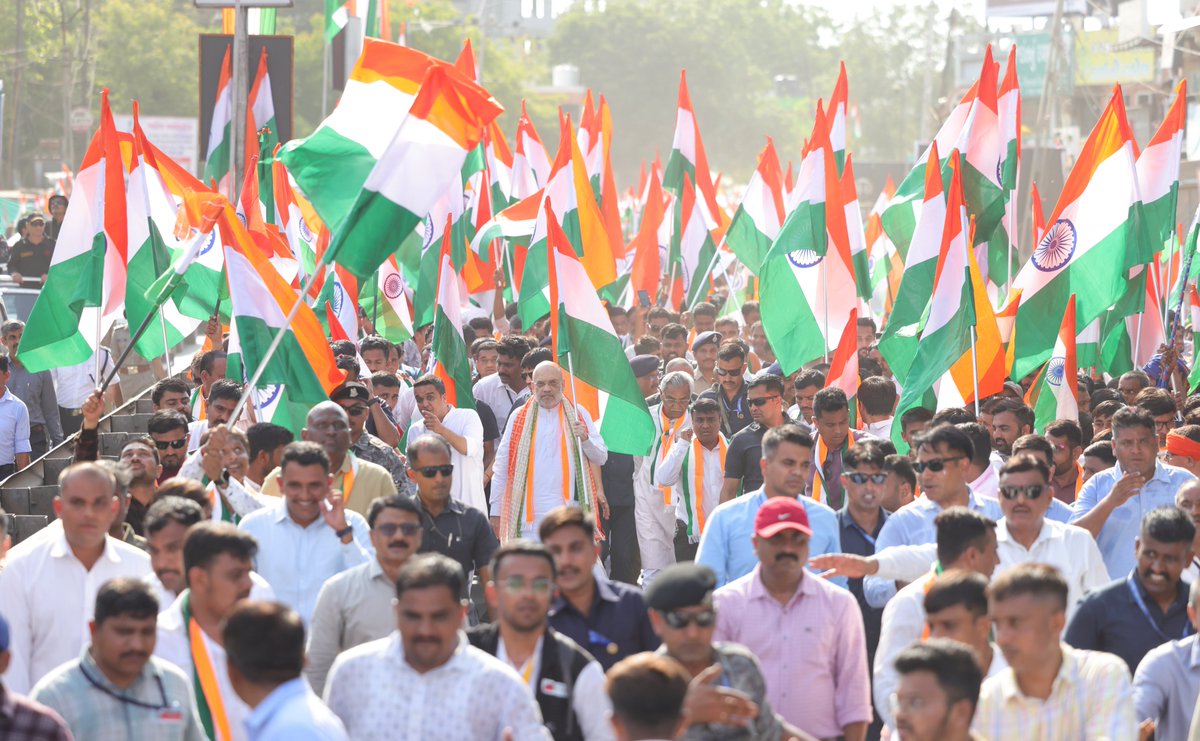 AmitShah's tweet photo. #TirangaYatra ‘ऑपरेशन सिंदूर’ में पुनः दिखे नए भारत की शक्ति को सम्मान देने के लिए पूरे देश में आयोजित की जा रही है।

यह नया भारत अपनी धरती और अपने लोगों को नुकसान पहुँचाने वालों को पाताल से भी ढूँढ कर सजा देगा।

'ઓપરેશન સિંદૂર' માં ફરી જોવા મળેલી નવા ભારતની શક્તિને સન્માનિત કરવા માટે દેશભરમાં તિરંગા યાત્રાનું આયોજન કરવામાં આવી રહ્યું છે. આ નવું ભારત પોતાની ભૂમિ અને પોતાના લોકોને હાનિ પહોંચાડનારાઓને પાતાળમાંથી પણ શોધી કાઢીને સજા કરશે.
