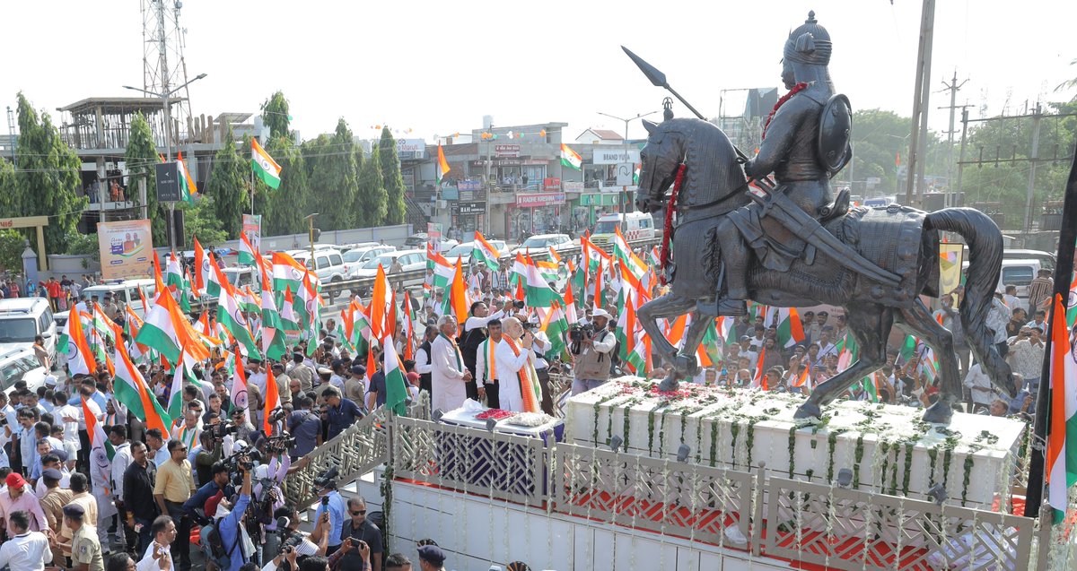 AmitShah's tweet photo. #TirangaYatra ‘ऑपरेशन सिंदूर’ में पुनः दिखे नए भारत की शक्ति को सम्मान देने के लिए पूरे देश में आयोजित की जा रही है।

यह नया भारत अपनी धरती और अपने लोगों को नुकसान पहुँचाने वालों को पाताल से भी ढूँढ कर सजा देगा।

'ઓપરેશન સિંદૂર' માં ફરી જોવા મળેલી નવા ભારતની શક્તિને સન્માનિત કરવા માટે દેશભરમાં તિરંગા યાત્રાનું આયોજન કરવામાં આવી રહ્યું છે. આ નવું ભારત પોતાની ભૂમિ અને પોતાના લોકોને હાનિ પહોંચાડનારાઓને પાતાળમાંથી પણ શોધી કાઢીને સજા કરશે.