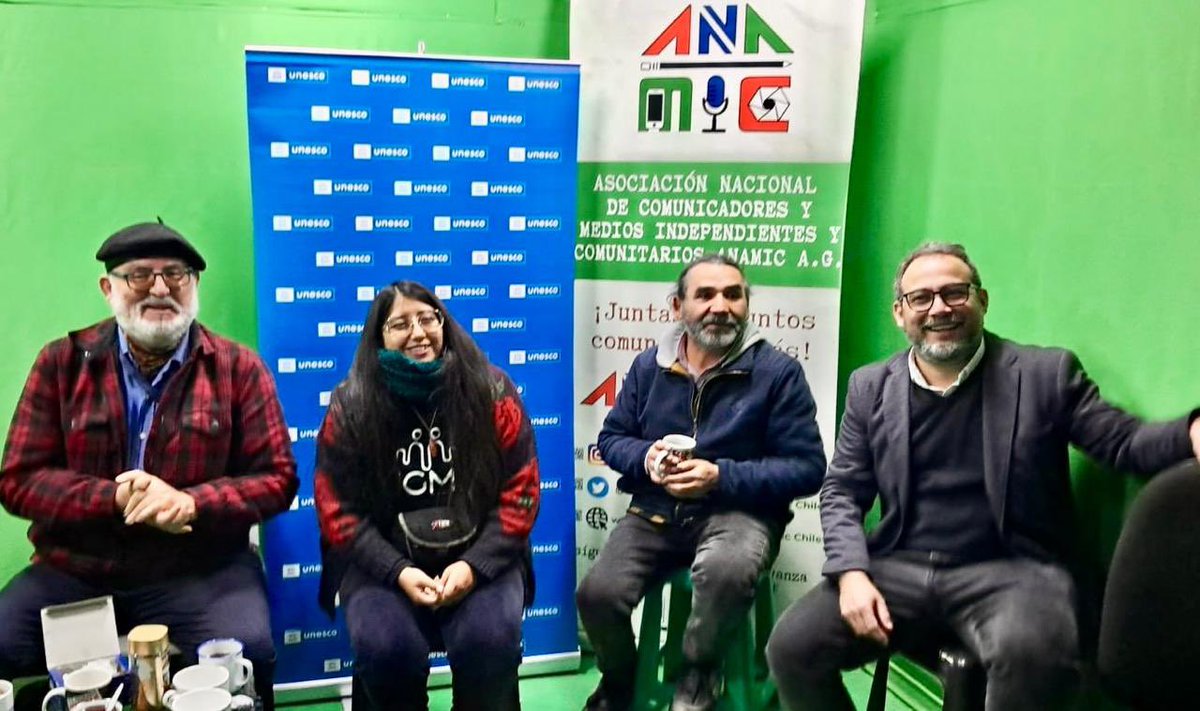 UNESCOSantiago's tweet photo. 📻 La @UNESCOSantiago inició en 🇨🇱, en #ANAMIC, una serie de talleres sobre sostenibilidad de los medios de comunicación comunitarios.
Estos medios son esenciales para el pluralismo, la inclusión y para amplificar las voces de comunidades que enriquecen nuestra diversidad. https://t.co/Nedqbhb8Yg