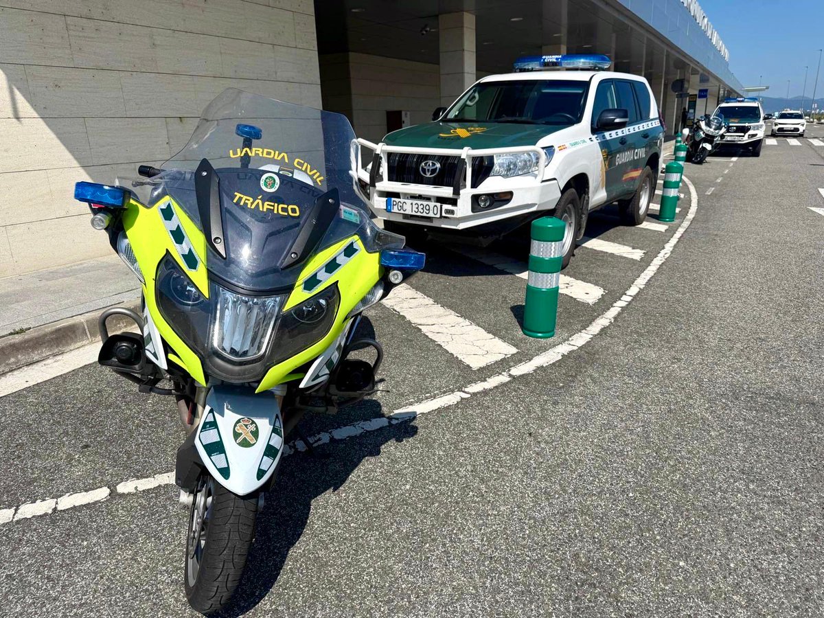 NavarraGC's tweet photo. 🚔 Dispositivo de seguridad de la Guardia Civil durante la llegada del RCD Español ⚽️ para disputar el partido contra el CA Osasuna en el estadio de El Sadar
#usecic #serviciofiscal #guardiacivildenavarra https://t.co/exHcL28OWJ