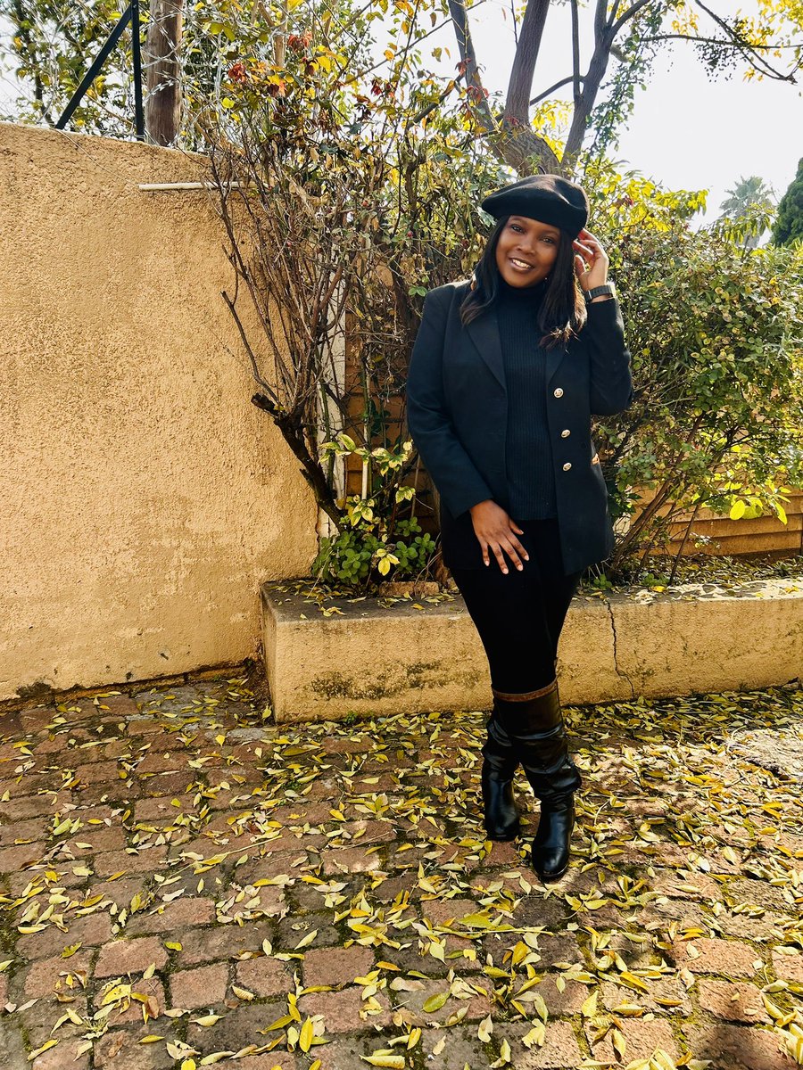 ofentse_nd's tweet photo. My favourite time of the year is winter season , love the winter style dress code β₯οΈπ
My favourite item to wear is a beret and I love to Indulge in Blanket watch an inspiring series, think about my next , and just rejoice! ...
Please rate my look ππ«£π₯³
#MrsBold
#SheEvolves https://t.co/hX1HJiXESx