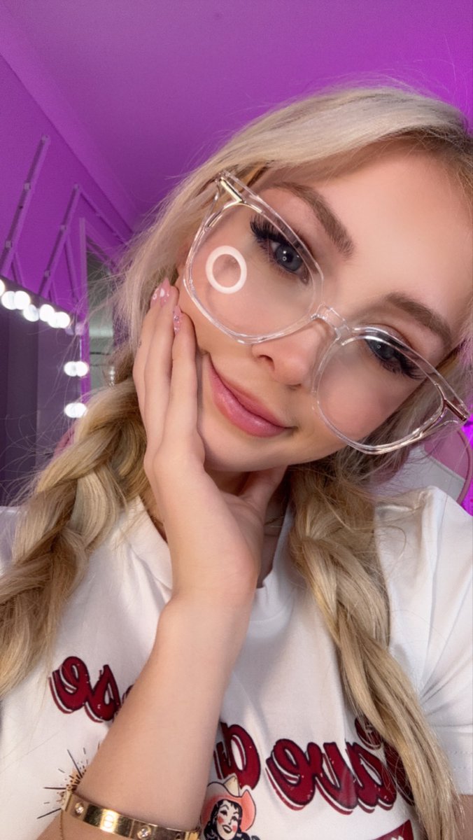 LoveTaylor_Xoxo's tweet photo. Not feeling all that Seductive today, so here's just a little #SimpleSunday 💞 https://t.co/ZDA7WeK8Th