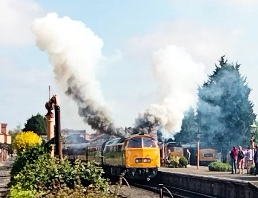 Harrod15S's tweet image. D1015 Western Champion opening it's throat this morning at Kidderminster 😲😲😲
#Class52 #Western #Trains #Kidderminster #SVR