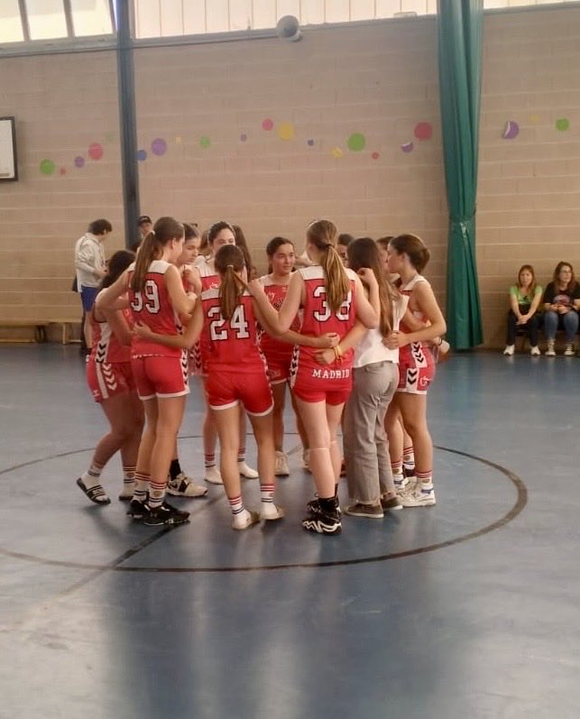 Cadete 1º fem rojo. Aranjuez 58-38 CBC. Partido ante un rival en zona 40 min. Tras una buena 1ª parte, donde encontramos nuestro ritmo, salimos al 3er cuarto relajadas, perdiendo balones y sin apretar en defensa. Tenemos que ser más constantes durante todo el partido.