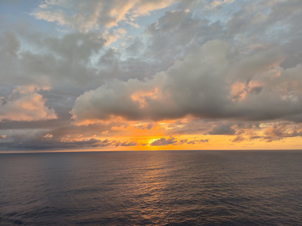 kclightup's tweet photo. Amazing sunsets in different countries. 🇧🇿 🇭🇳 🇲🇽 #Honduras #Balize #Mexico https://t.co/93vSxthoBI