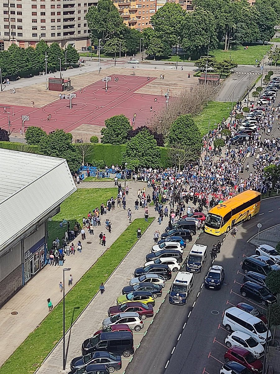 Llegada al@suarez puerta de los jugadores, Play off de ascenso a 1 RFEF ⁦<a href="/RealAvilesInd/">Real Avilés Industrial</a>⁩ - ⁦<a href="/CAAntoniano/">Club Atlético Antoniano Grupo Velázquez</a>⁩