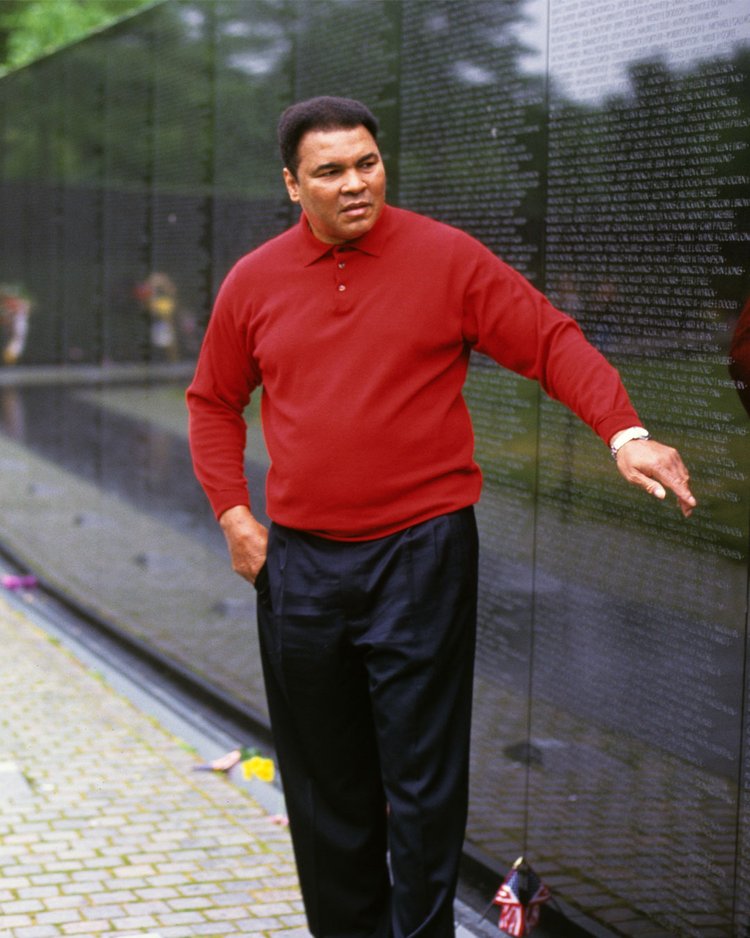 Muhammad Ali (@muhammadali) on Twitter photo Muhammad Ali posting at The Vietnam Memorial in Washington, DC
5/2/1998
📸: <a href="/LeiferNeil/">Neil Leifer</a>
#MuhammadAli #Icon #VietnamMemorial #WashingtonDC #HistoricVisit Muhammad Ali posting at The Vietnam Memorial in Washington, DC
5/2/1998
📸: <a href="/LeiferNeil/">Neil Leifer</a>
#MuhammadAli #Icon #VietnamMemorial #WashingtonDC #HistoricVisit