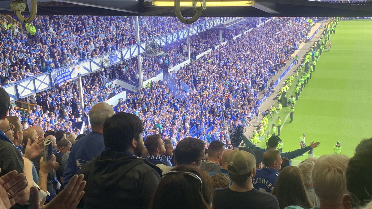 Panjabi_Toffee's tweet photo. The last dance at the old lady. Goodbye goodison #endofanera #EvertonSouthampton #Everton #goodisonpark #lastdance https://t.co/deC9T9gDnr