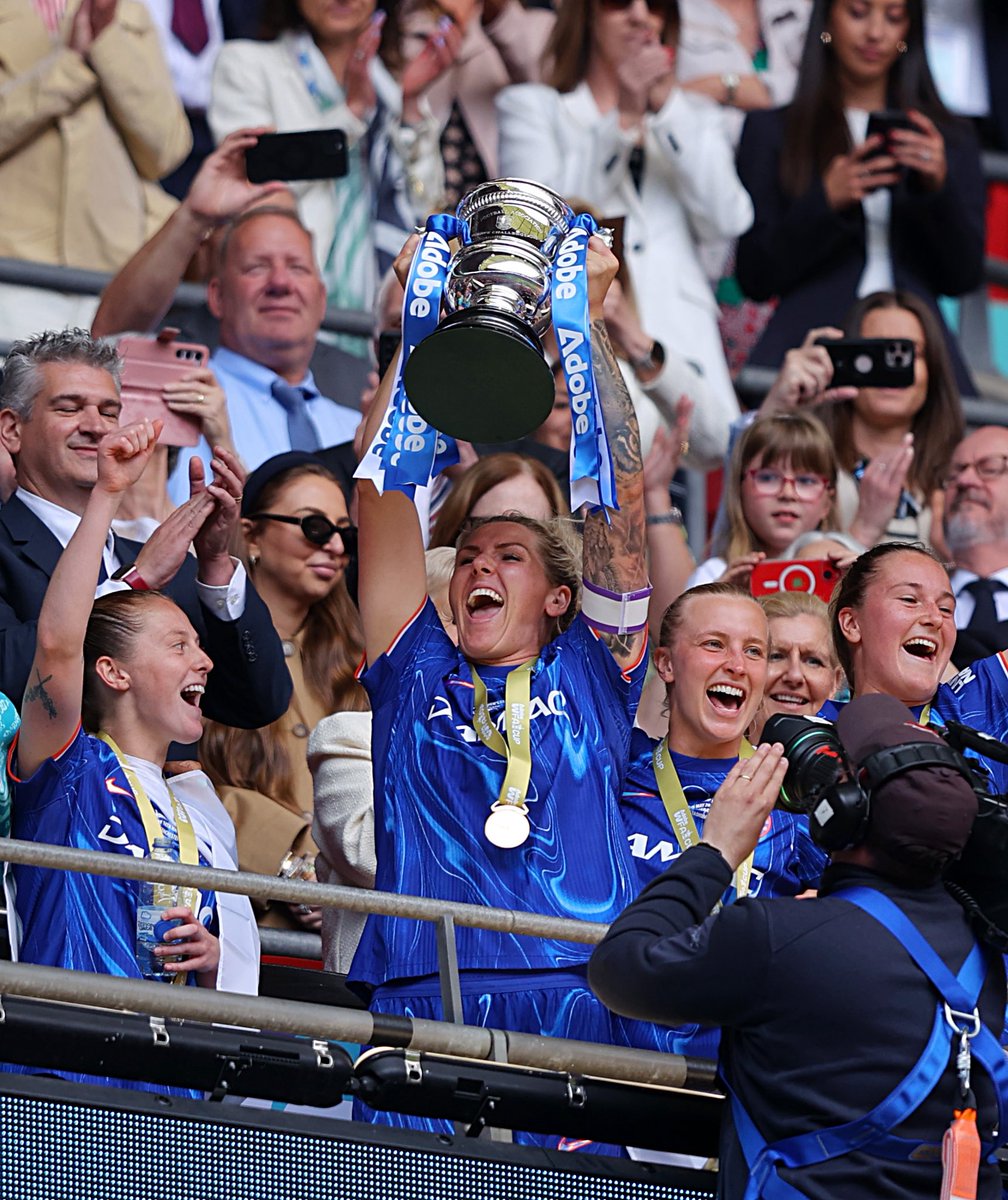 The FA Cup trophy is staying in London! 🏆🏅