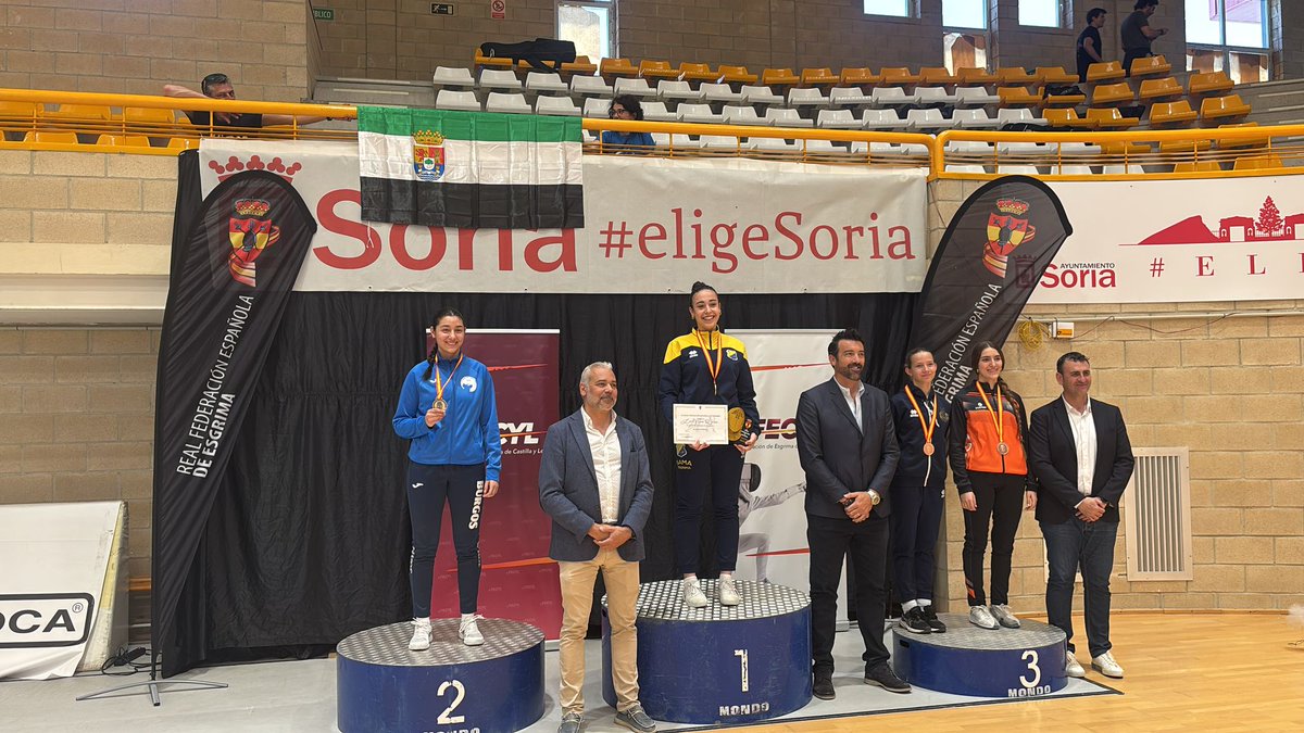 EsgrimaBadajoz's tweet photo. Celebramos el triunfo de nuestra compañera Inés, que se ha hecho con la plata en el Campeonato de España M-17 celebrado en Soria.
¡Enhorabuena, campeona!

https://t.co/YQhCvZZJTr

#Esgrima #espada #Extremadura #deporte https://t.co/8rgdHljuY3