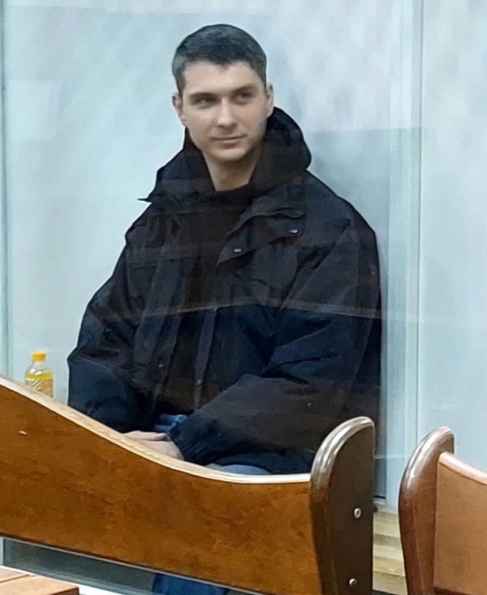 До уваги ЗМІ! Прошу поширити всіх небайдужих!

Знайомтесь, хто ще не знає, на фото Артем Косов – співробітник Управління державної охорони, який 7 квітня 2024 року перебуваючи на столичному фунікулері в стані алкогольного спʼяніння вбив 16-річного підлітка Максима Матерухіна. Він