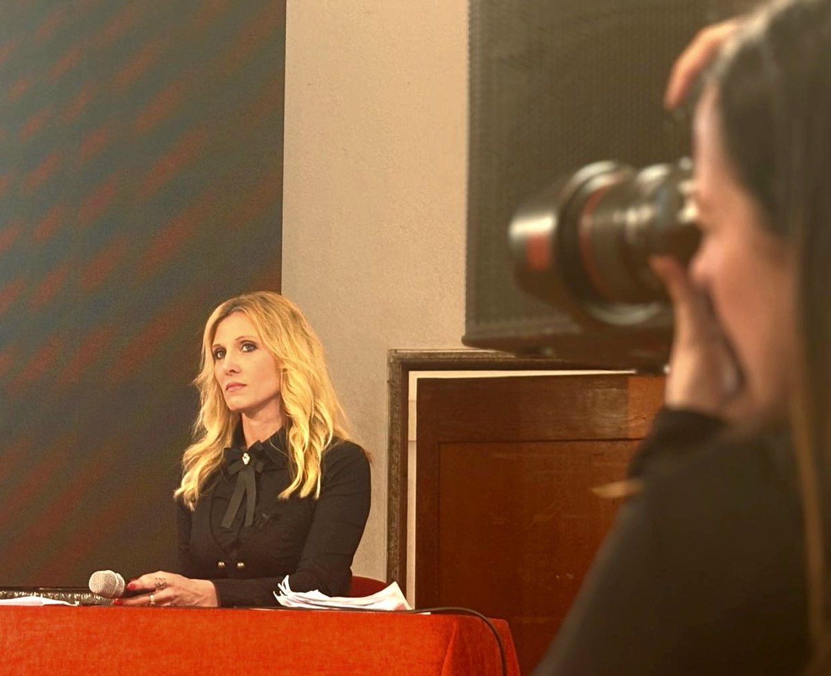 🎓 All'Università Popolare di Milano è stato presentato il primo corso di laurea di trading

🎤 Sono intervenuta sottolineando l'importanza dell'educazione finanziaria 

😃 ... E mi sono pure guadagnata un Attestato di Alta Formazione Universitaria di Trading Finanziario 😃